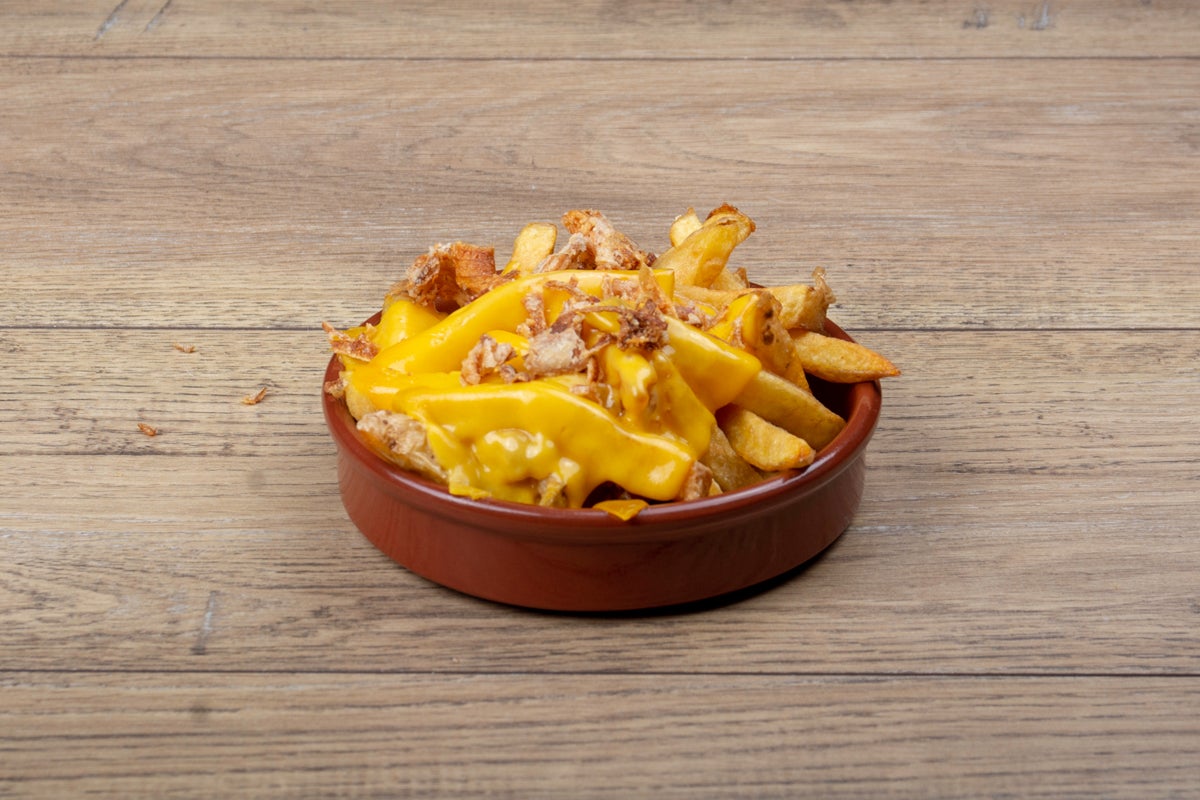Frites cheddar vieux fondu, oignons frits