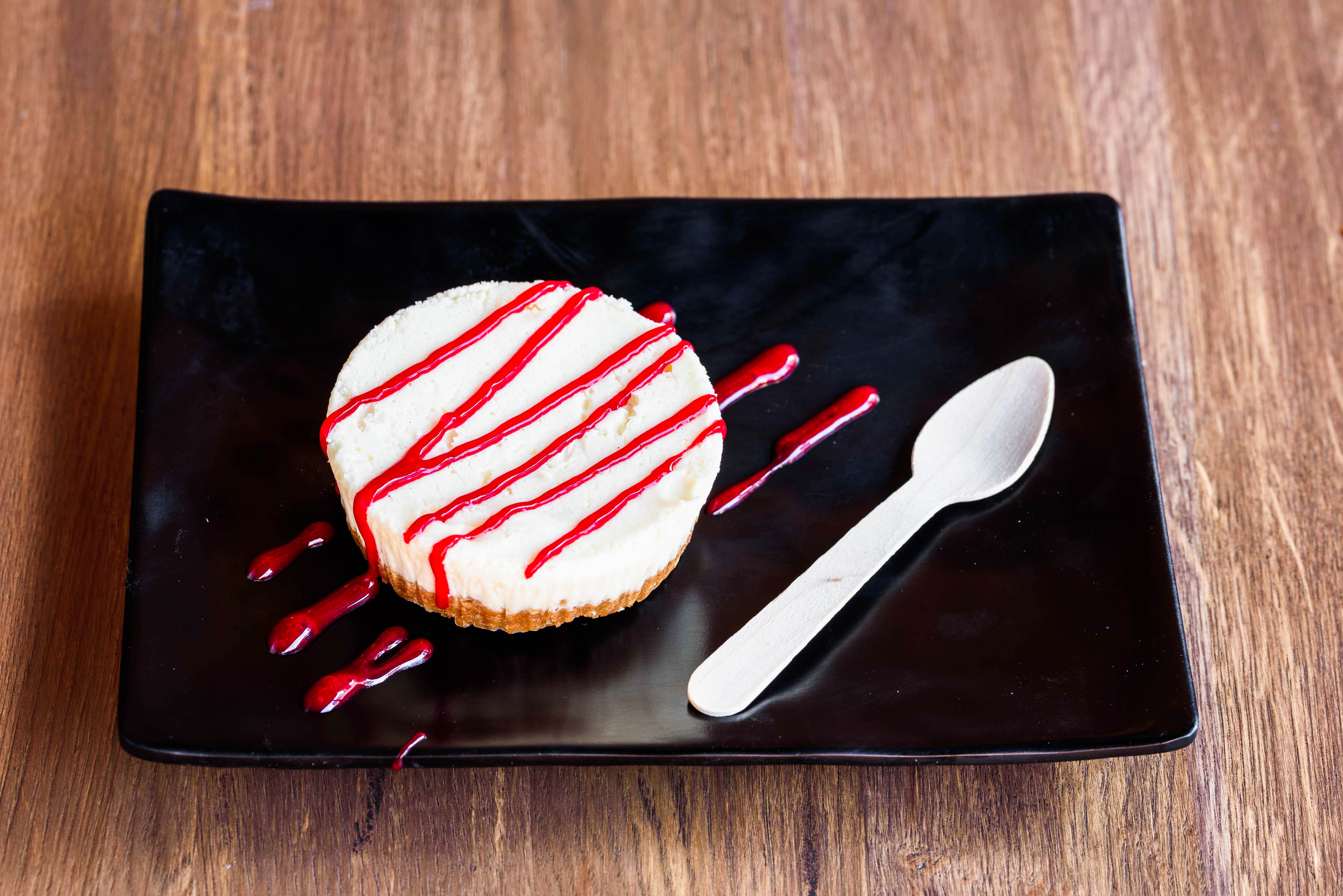 Cheesecake spéculoos, coulis de fruits rouges
