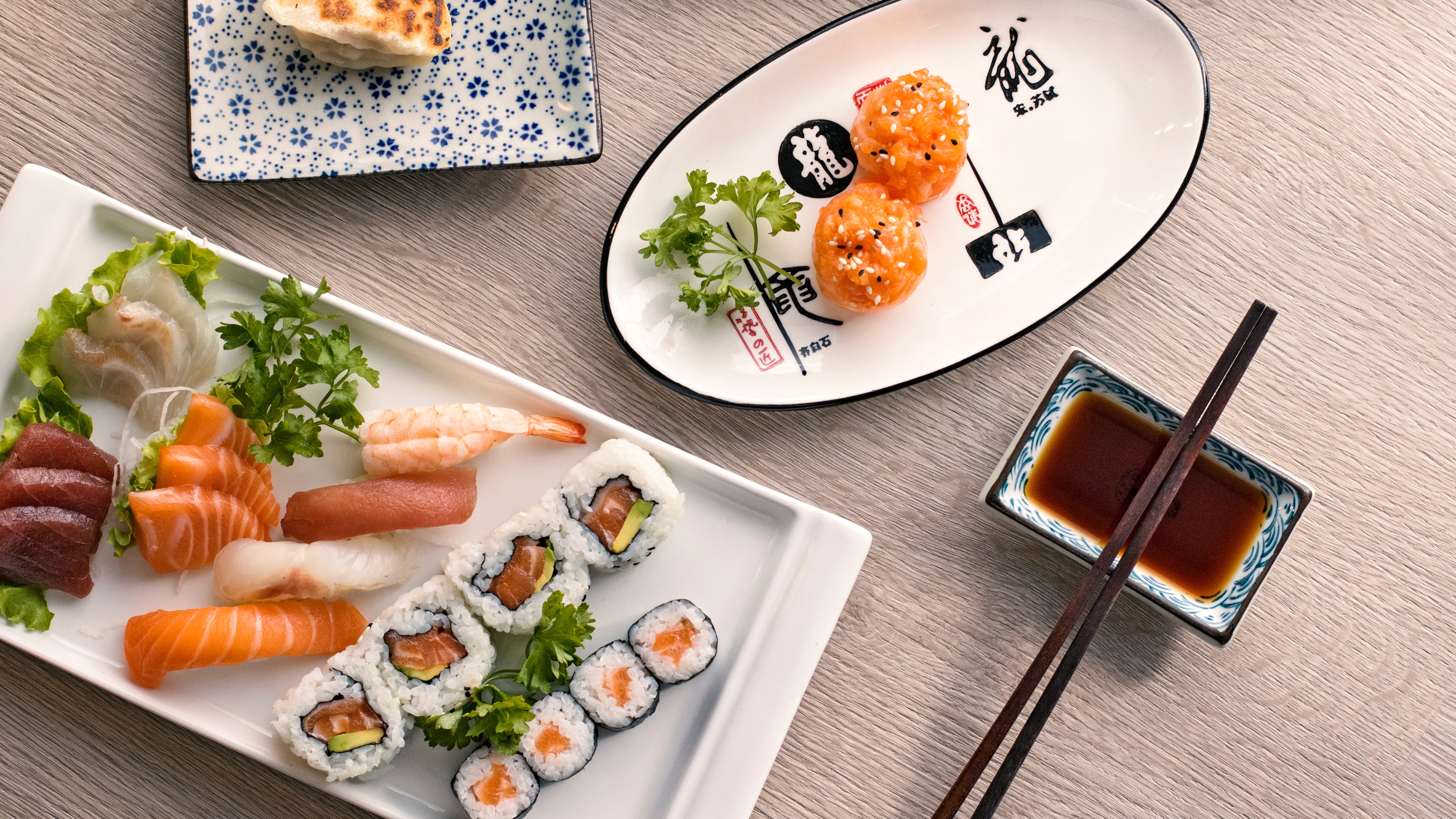 Consegna a domicilio di Moon Sushi a Viale Zara Ordina con Deliveroo