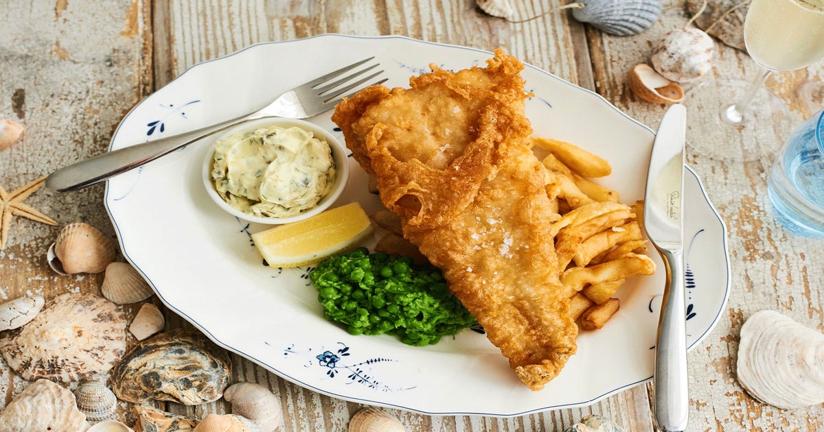Рыба в британии. Фиш энд чипс Брайтон. Брайтон блюдо. Fish and Chips in Brighton uk. Fish and Chips ресторан.