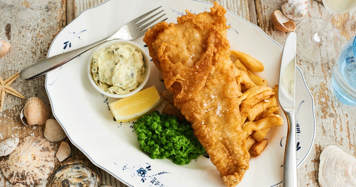 Рыба в британии. Фиш энд чипс Брайтон. Брайтон блюдо. Fish and Chips in Brighton uk. Fish and Chips ресторан.